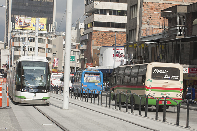 Con cierre de vía, obras de tranvía llegan a la Avenida Oriental